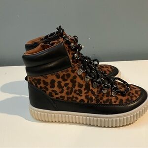 NWT Girls Leopard print high top shoes (size 1)